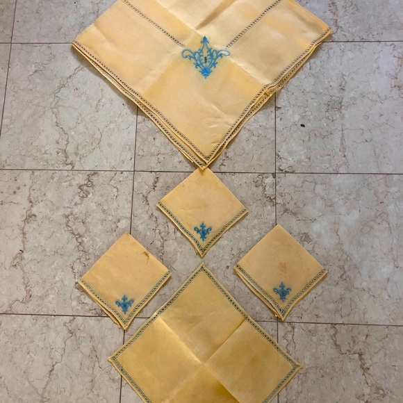 ANTIQUE LINEN Embroidered Tablecloth w 4 Napkins